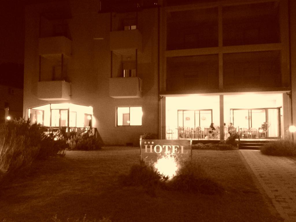 Hotel Flora マリーナ・ディ・ビッボーナ エクステリア 写真