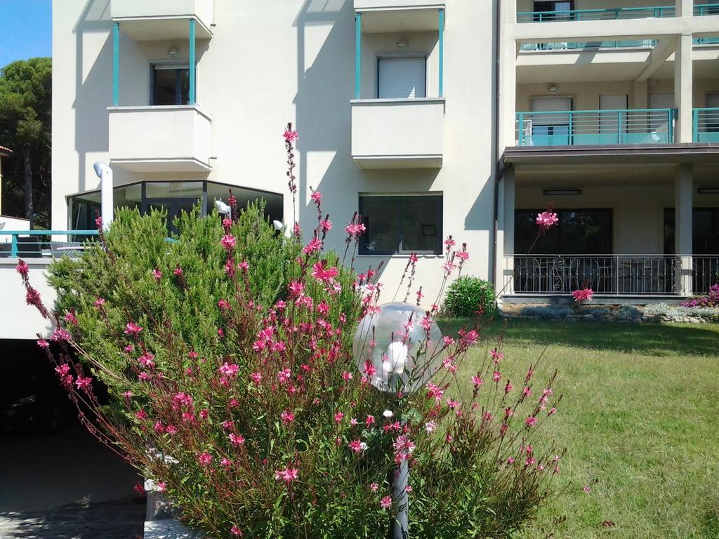 Hotel Flora マリーナ・ディ・ビッボーナ エクステリア 写真