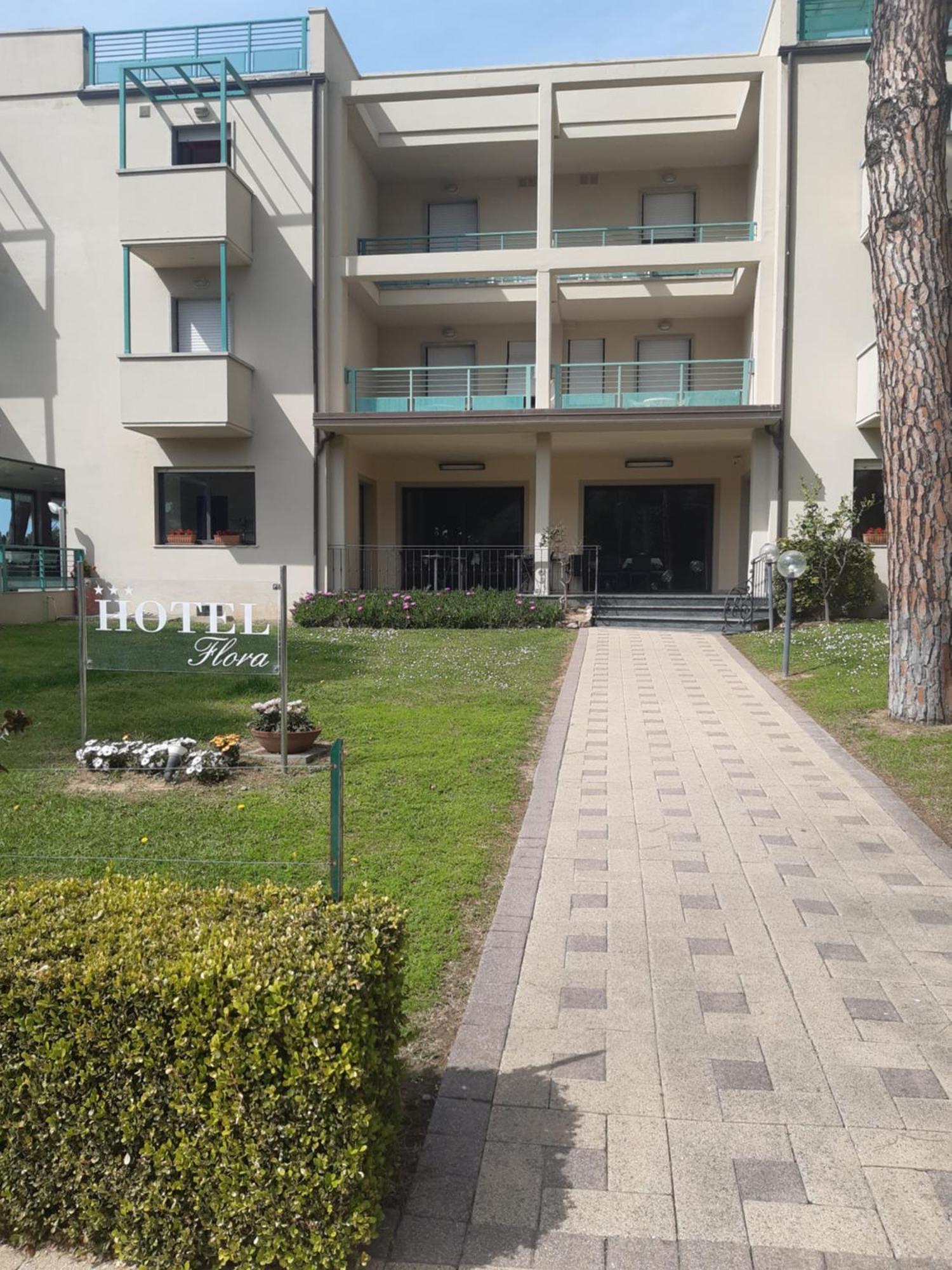 Hotel Flora マリーナ・ディ・ビッボーナ エクステリア 写真