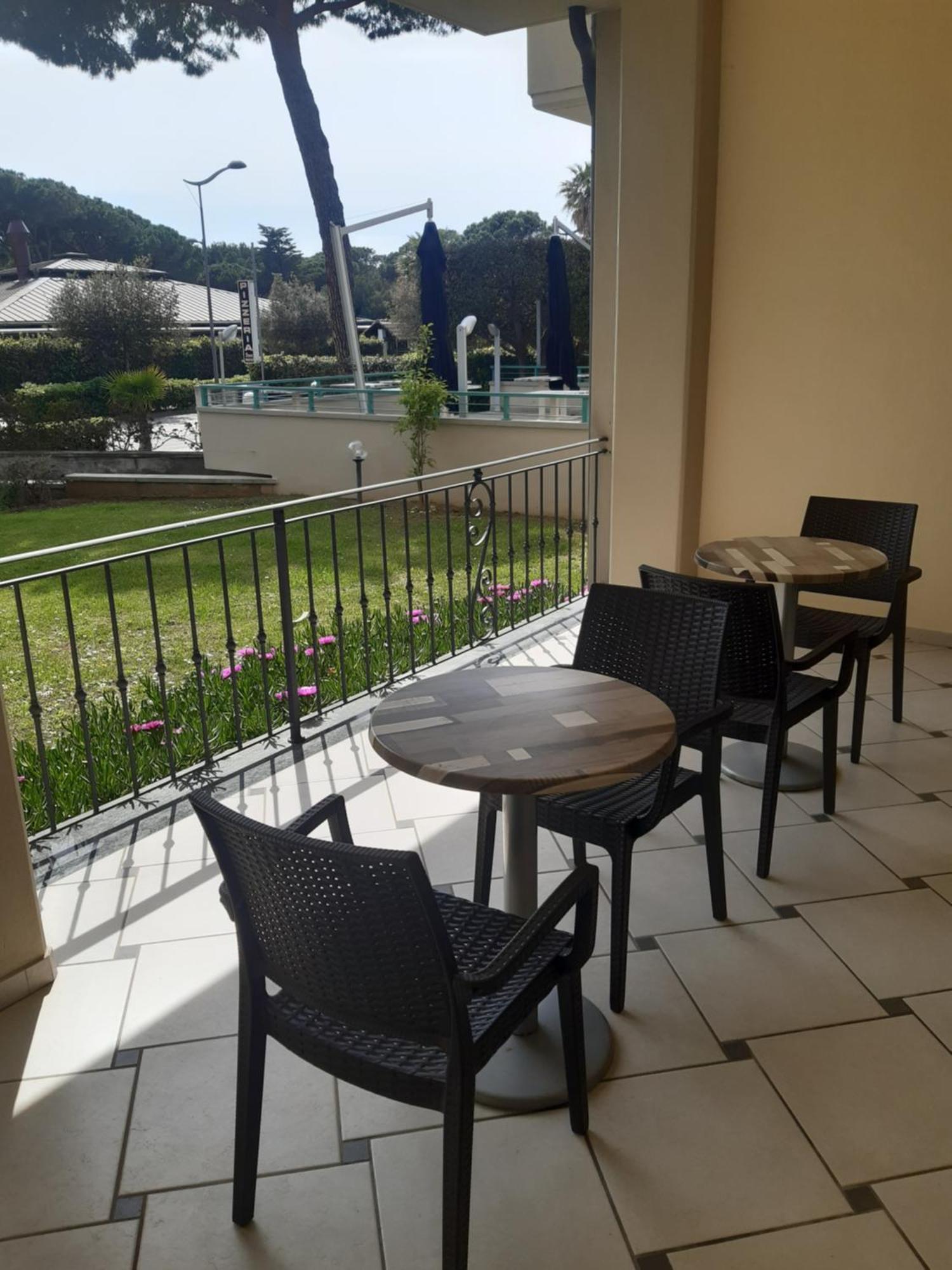 Hotel Flora マリーナ・ディ・ビッボーナ エクステリア 写真