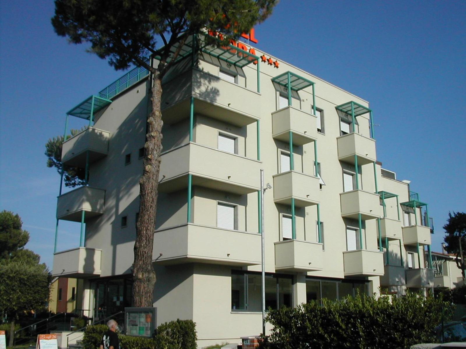 Hotel Flora マリーナ・ディ・ビッボーナ エクステリア 写真